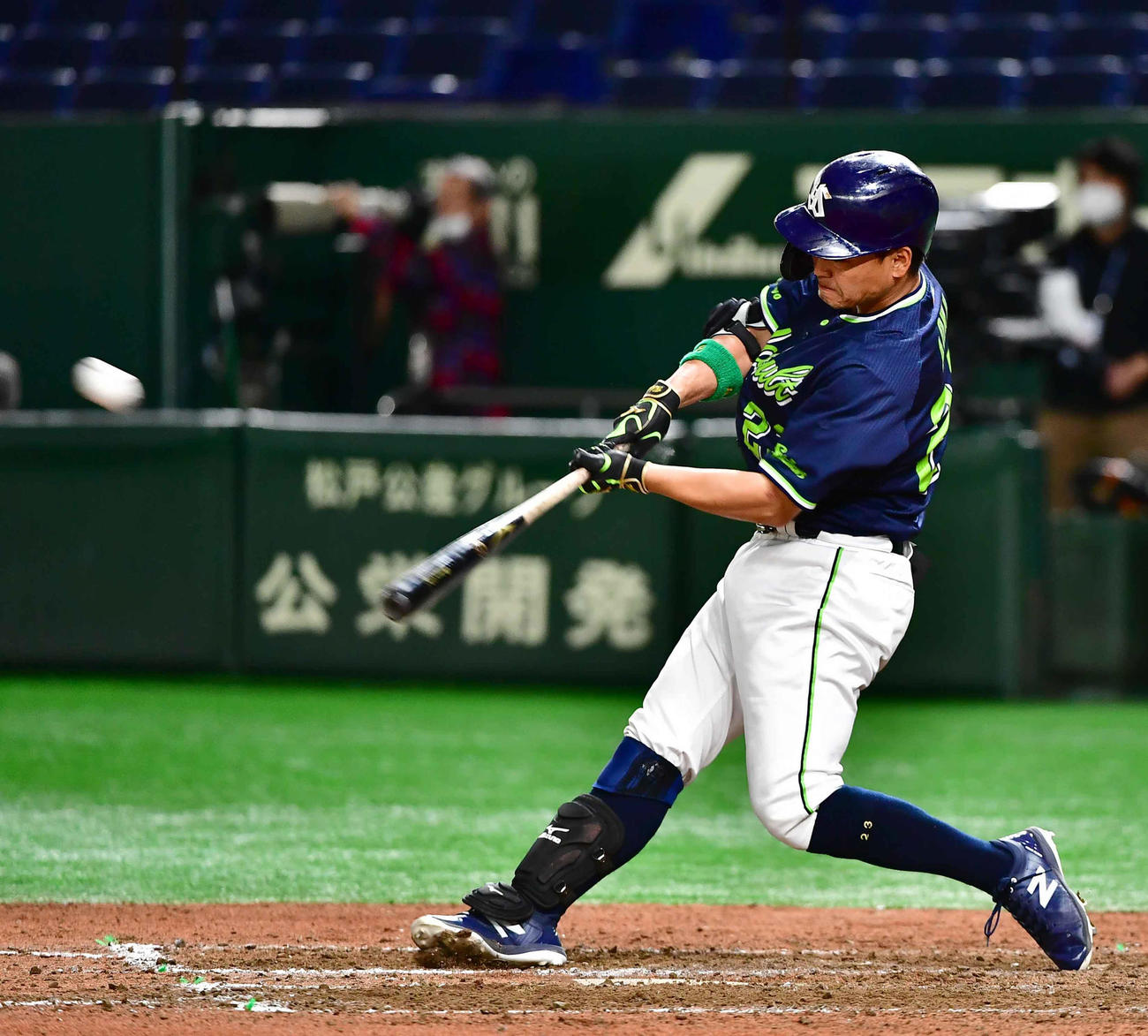巨人対ヤクルト　8回表ヤクルト2死二塁、青木は中越えに同点2点本塁打を放つ（撮影・小沢裕）