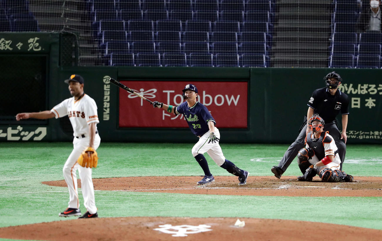 巨人対ヤクルト　8回表ヤクルト2死二塁、青木は右中間に2点本塁打を放つ。投手サンチェス（撮影・浅見桂子）
