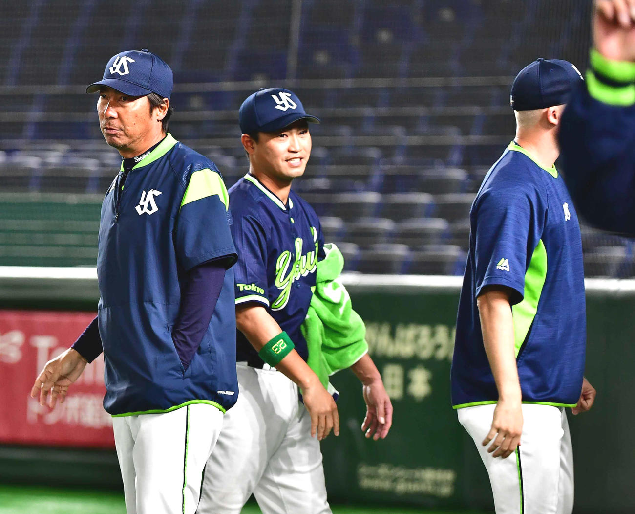 巨人対ヤクルト　勝利にわくナインを祝福するヤクルト高津監督（撮影・小沢裕）