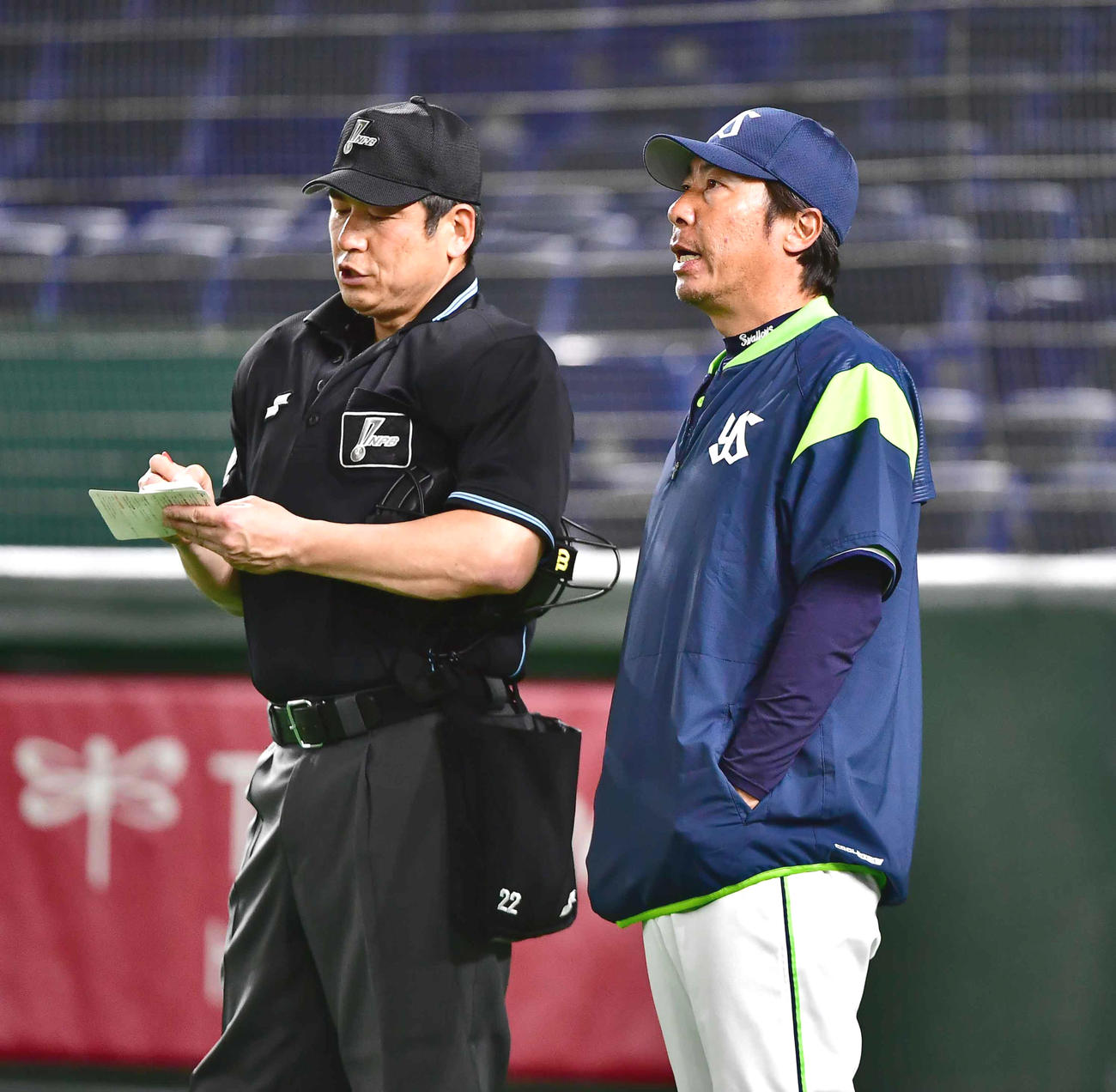 巨人対ヤクルト　津川球審（左）に選手交代を告げるヤクルト高津監督（撮影・小沢裕）