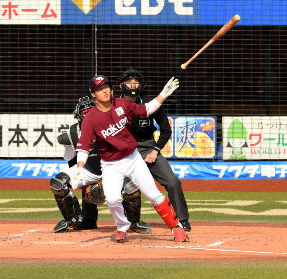 5回表楽天1死一、二塁、太田は左越えに逆転の3点本塁打を放つ（撮影・滝沢徹郎）