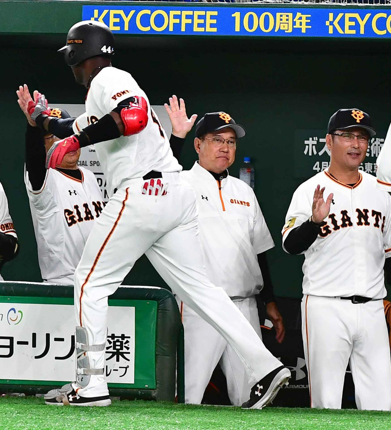 4回裏巨人1死二塁、モタは先制本塁打を放ち原監督（中央）らの祝福を受ける（撮影・小沢裕）