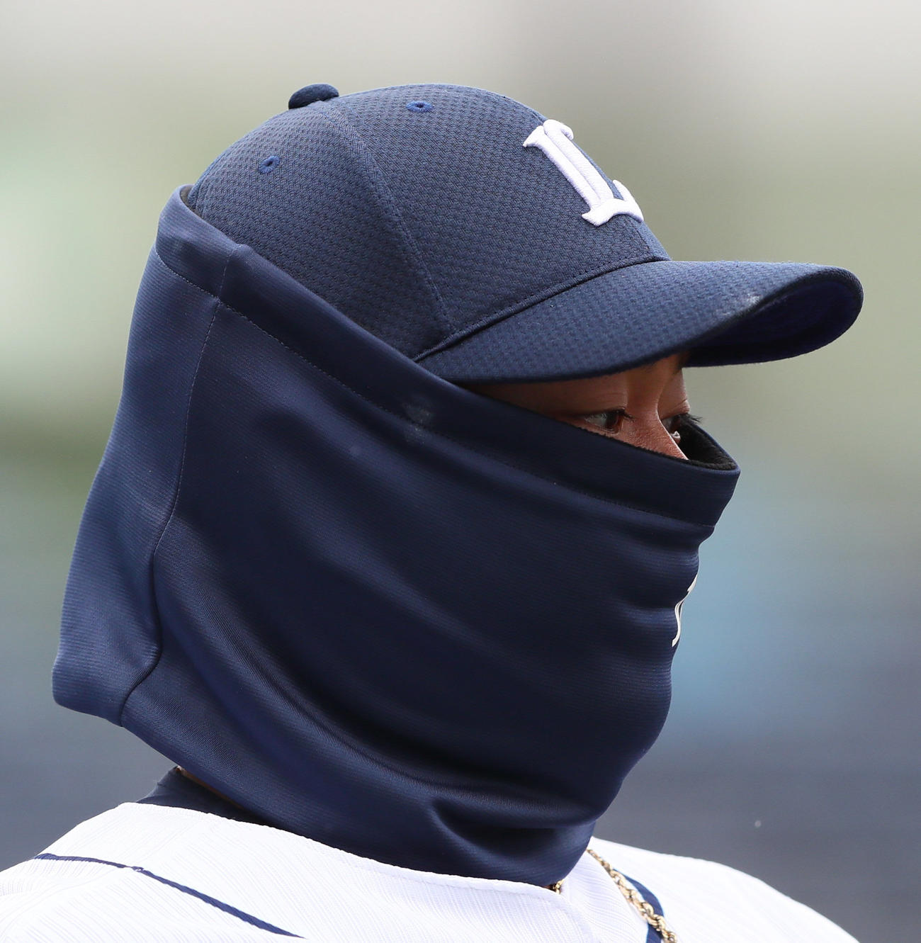 試合前、ネックウオーマーで顔を覆い練習する西武森（撮影・足立雅史）