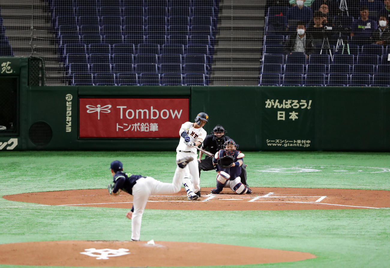 巨人対ヤクルト　1回裏巨人無死、吉川尚は先頭打者本塁打を放つ。投手小川（撮影・浅見桂子）