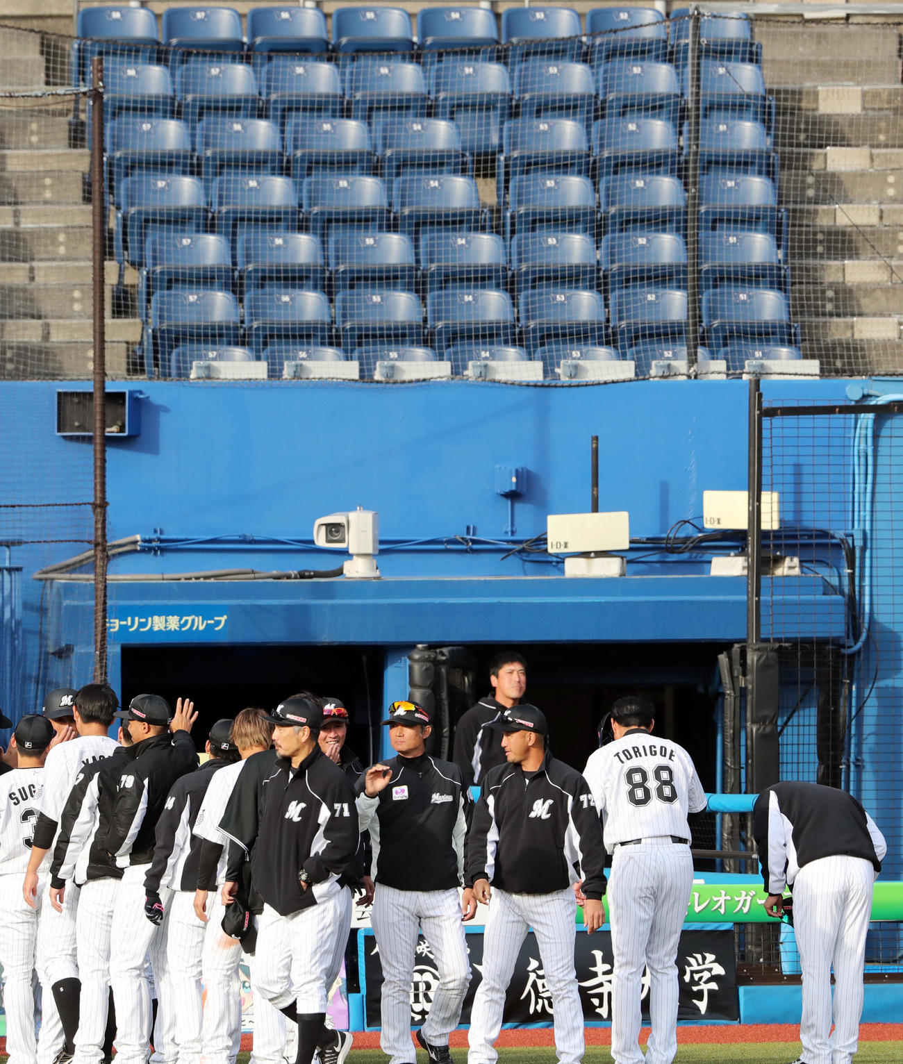 ロッテ対楽天　試合に勝利したロッテ井口監督（右）と鳥越ヘッドコーチ（同2人目）は無観客で誰もいないスタンドに頭を下げる（撮影・垰建太）