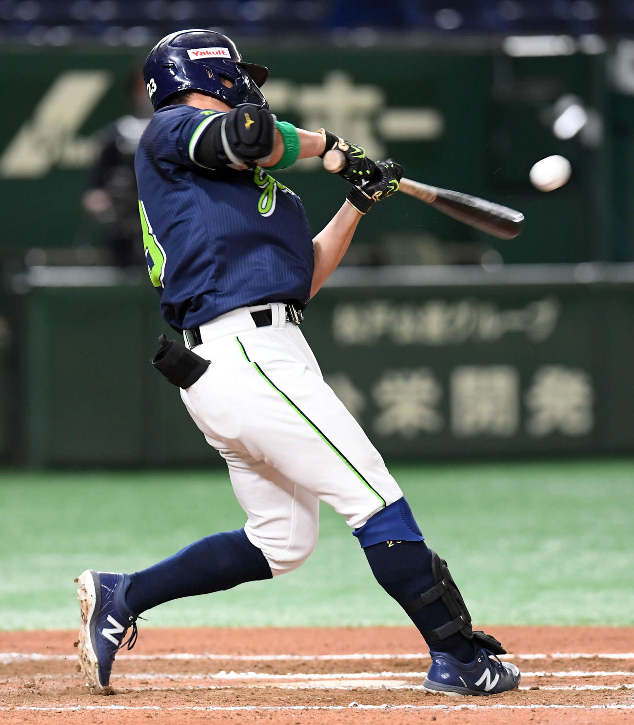 巨人対ヤクルト　6回表1死一、三塁、右前に勝ち越しの安打を放つ青木（撮影・たえ見朱実）