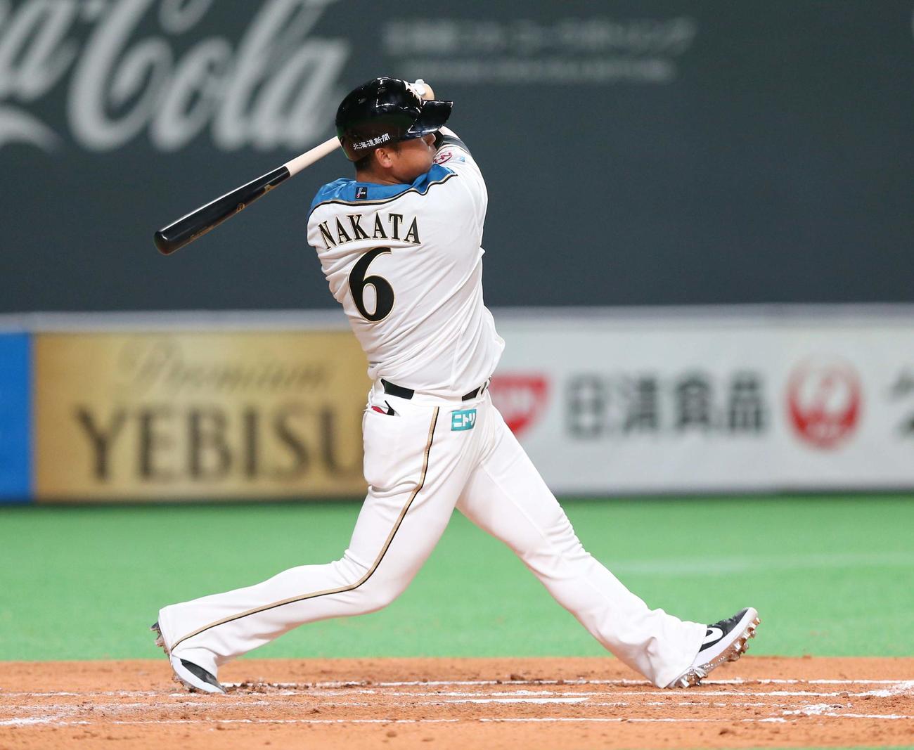 日本ハム対オリックス　2回裏日本ハム無死、左越え本塁打を放つ中田（撮影・黒川智章）
