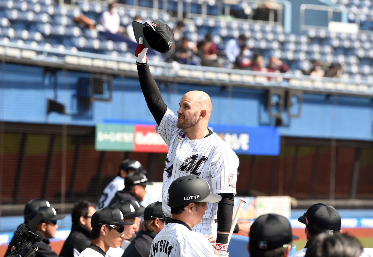 ロッテ対楽天　選手紹介で無人の観客席に手を振るロッテ・レアード（撮影・横山健太）