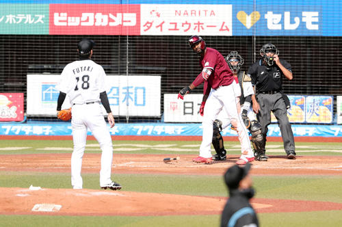 5回表楽天1死、勝ち越しのソロ本塁打を放ち打球の行方を見つめながら歩き出すブラッシュ。投手二木（撮影・垰建太）