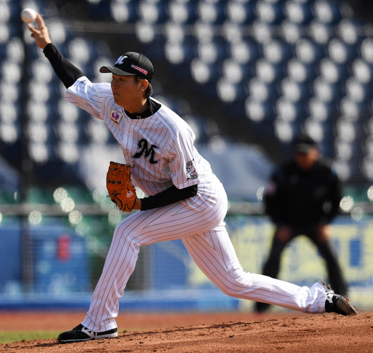 ロッテ対楽天　4回表から2番手で登板したロッテ二木（撮影・横山健太）