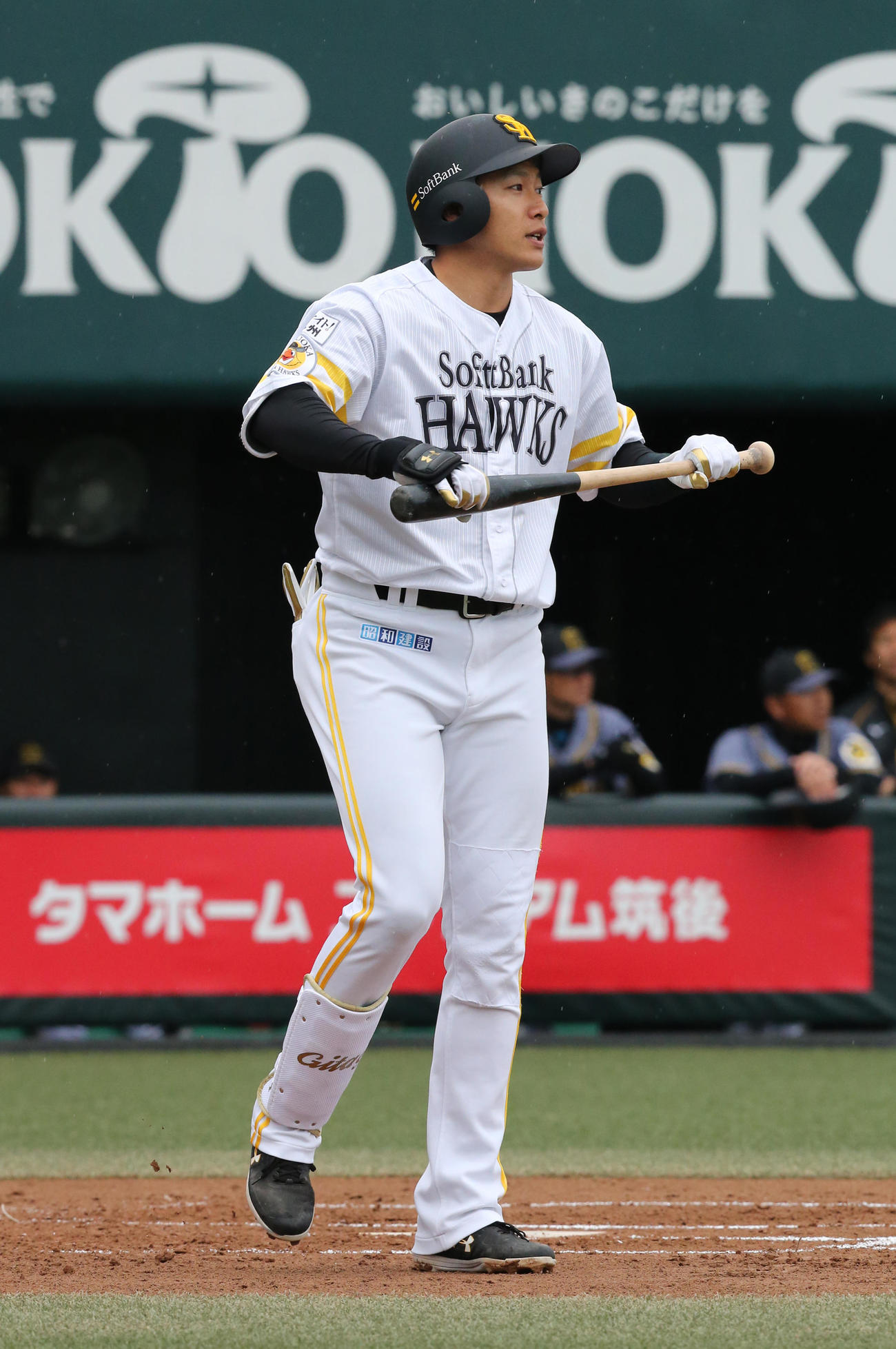 ソフトバンク対阪神　1回裏ソフトバンク2死、四球で出塁する柳田（撮影・菊川光一）