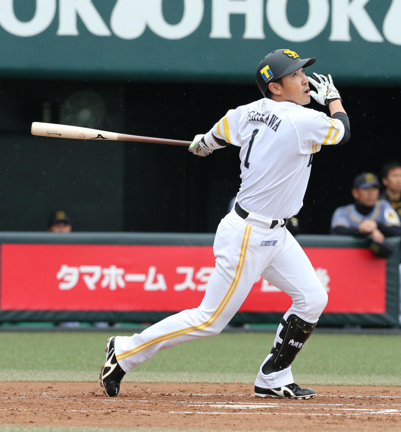 ソフトバンク対阪神　1回裏ソフトバンク2死一塁、右飛に打ち取られる内川聖一（撮影・菊川光一）