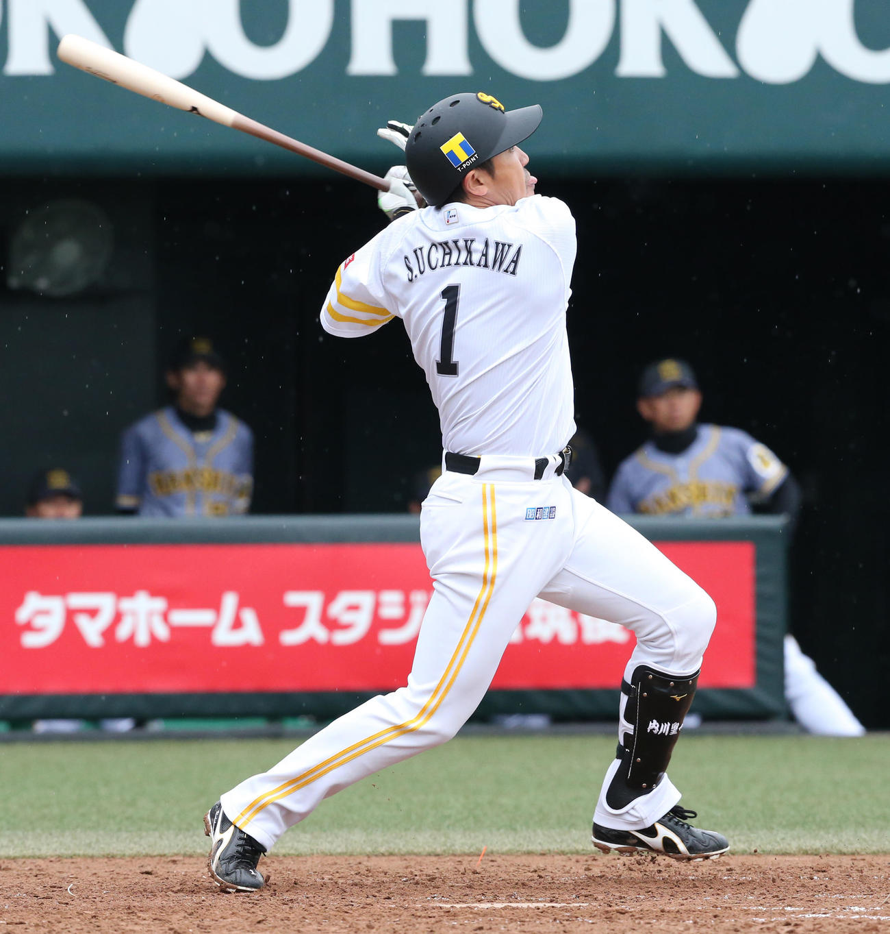 ソフトバンク対阪神　4回裏ソフトバンク無死一塁、左飛に倒れる内川聖一（撮影・菊川光一）