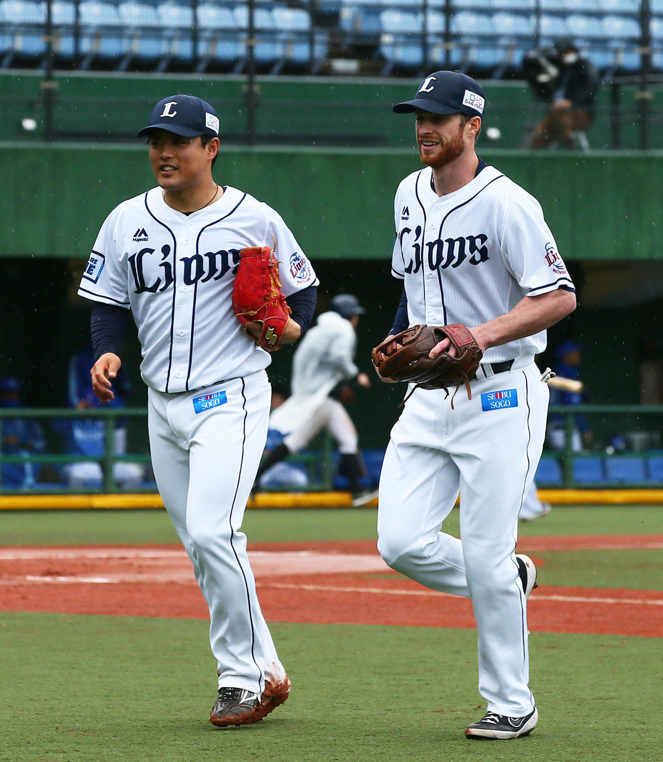 西武対DeNA　4回を抑え笑顔でベンチに戻る西武の松本（左）とスパンジェンバーグ（撮影・足立雅史）