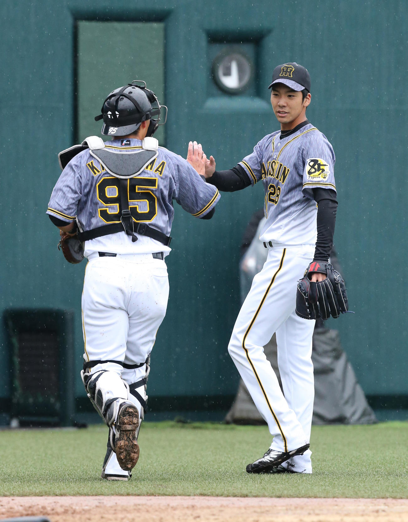 ソフトバンク対阪神　7回裏ソフトバンク2死二塁、野村を遊ゴロに打ち取り、片山とタッチを交わす小野（撮影・菊川光一）
