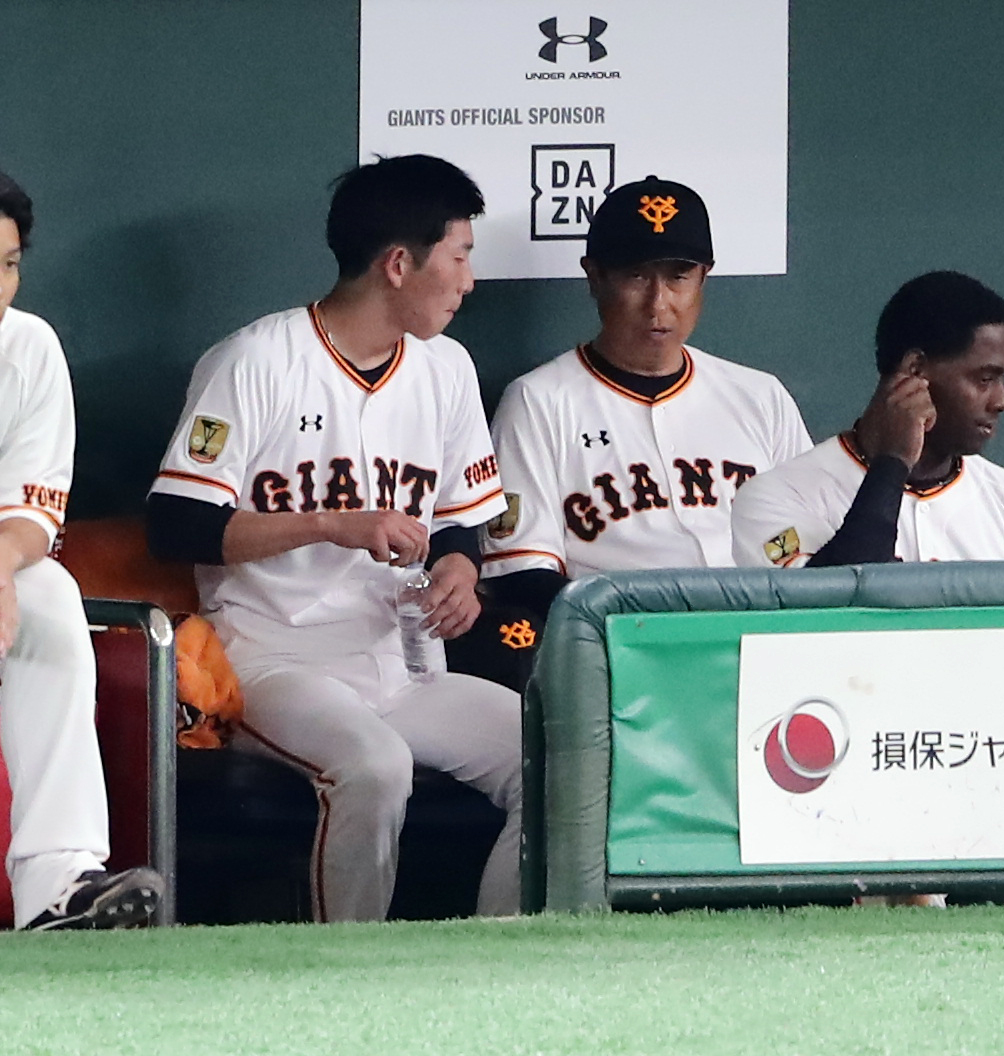 巨人対ヤクルト　5回表ヤクルトの攻撃を抑えた戸郷（左）は宮本投手コーチと話す（撮影・浅見桂子）