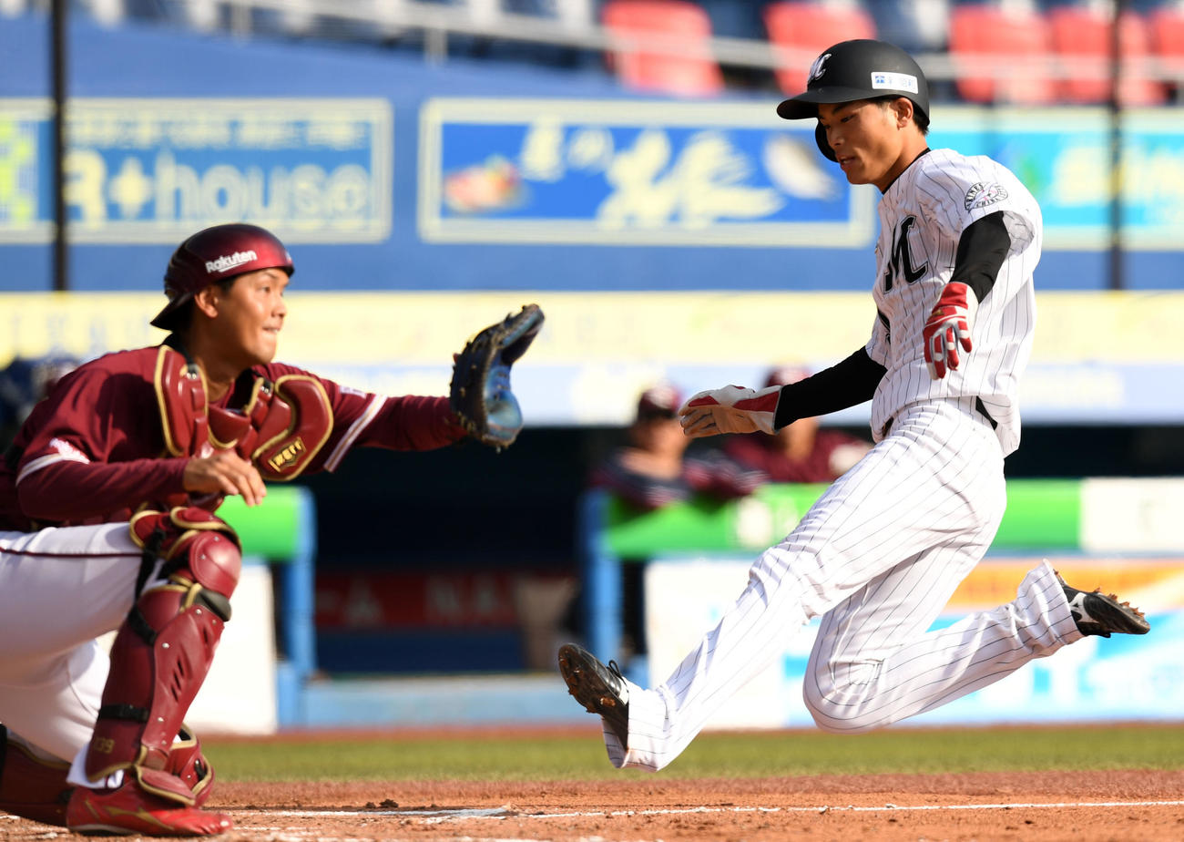 ロッテ対楽天　8回裏ロッテ1死三塁、清田の二塁野選で本塁へ生還する和田（撮影・横山健太）