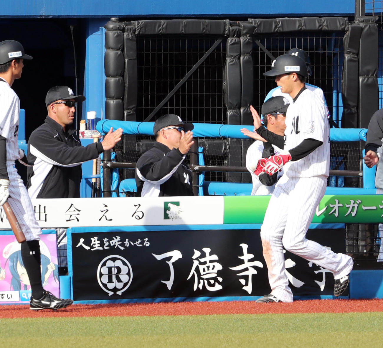 ロッテ対楽天　8回裏ロッテ1死三塁、清田の打球の間に生還した和田康（右）を出迎える井口監督（中央）（撮影・垰建太）