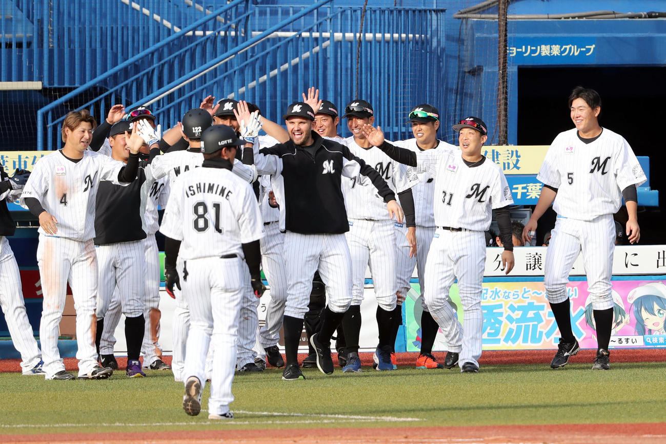 ロッテ対楽天　9回裏ロッテ2死満塁、サヨナラとなる押し出し四球を選んだ和田を笑顔で出迎えるロッテナイン（撮影・垰建太）