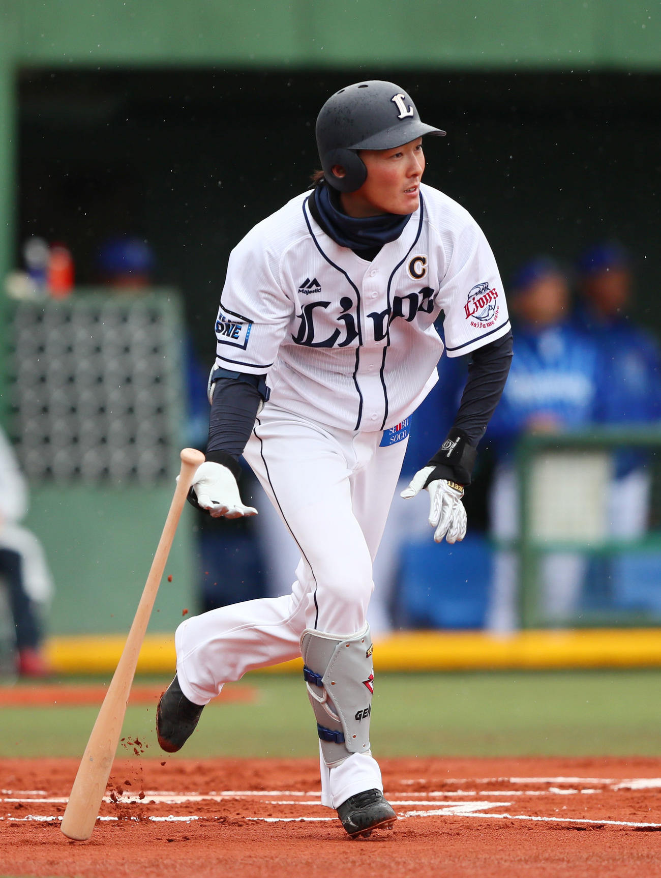 西武対DeNA　1回裏西武無死一塁、右越え適時三塁打を放つ源田（撮影・足立雅史）