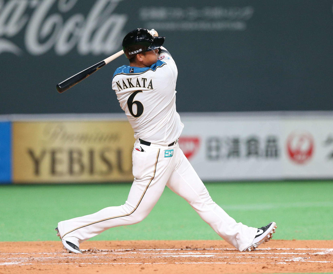 日本ハム対オリックス　2回裏日本ハム無死、左越え本塁打を放つ中田（撮影・黒川智章）