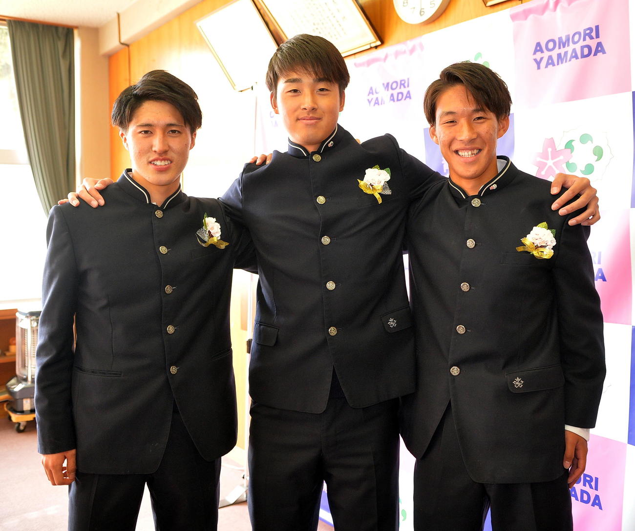 青森山田の卒業式後に肩を組んで健闘を誓い合う、左から横浜FCのMF古宿、巨人堀田、浦和MF武田