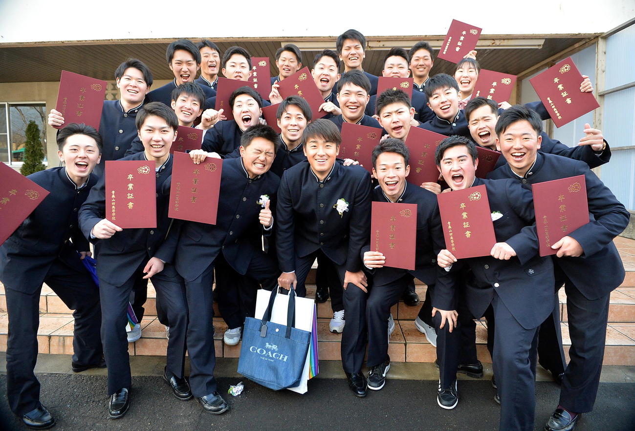 青森山田野球部の仲間に囲まれて笑顔の巨人堀田（前列中央）（撮影・鎌田直秀）