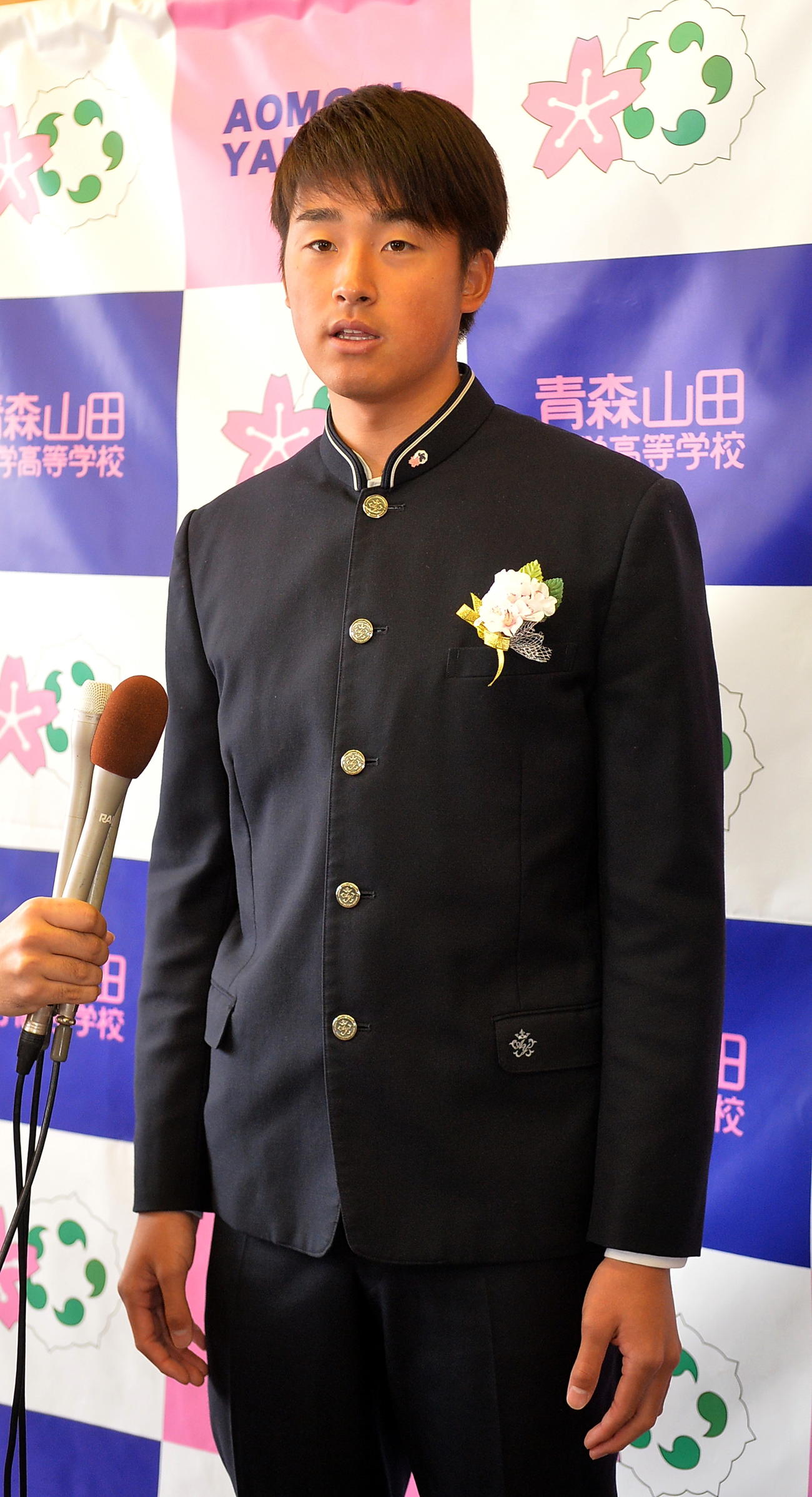 青森山田の卒業式後に取材対応する巨人堀田