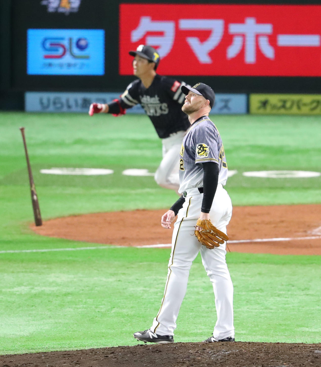 ソフトバンク対阪神　7回裏ソフトバンク無死、栗原陵矢に右越え本塁打を浴びたエドワーズ（撮影・梅根麻紀）