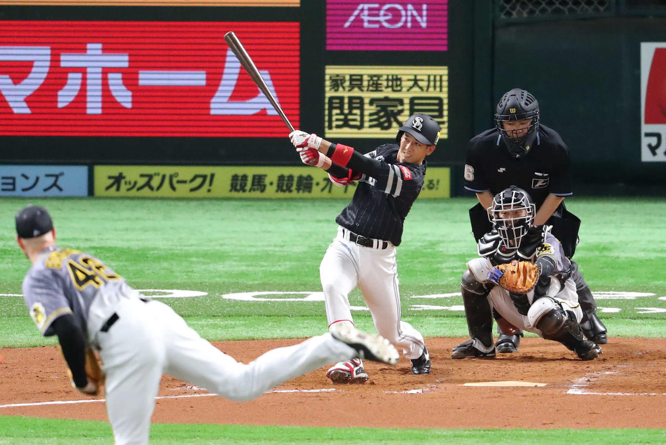 ソフトバンク対阪神　7回裏ソフトバンク無死、栗原は右越え本塁打を放つ（撮影・梅根麻紀）