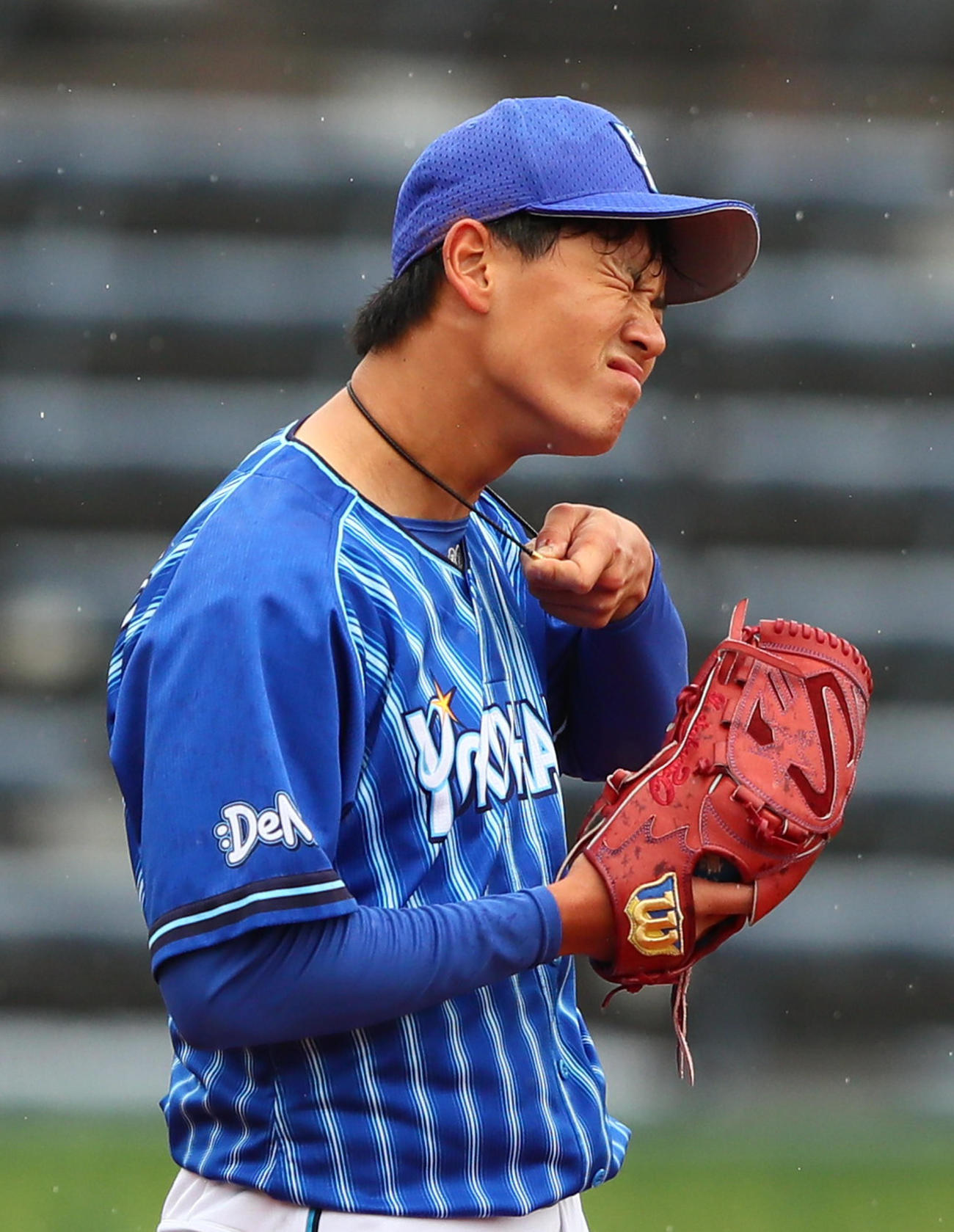 西武対DeNA　初回に失点し悔しがるDeNA先発の坂本（撮影・足立雅史）