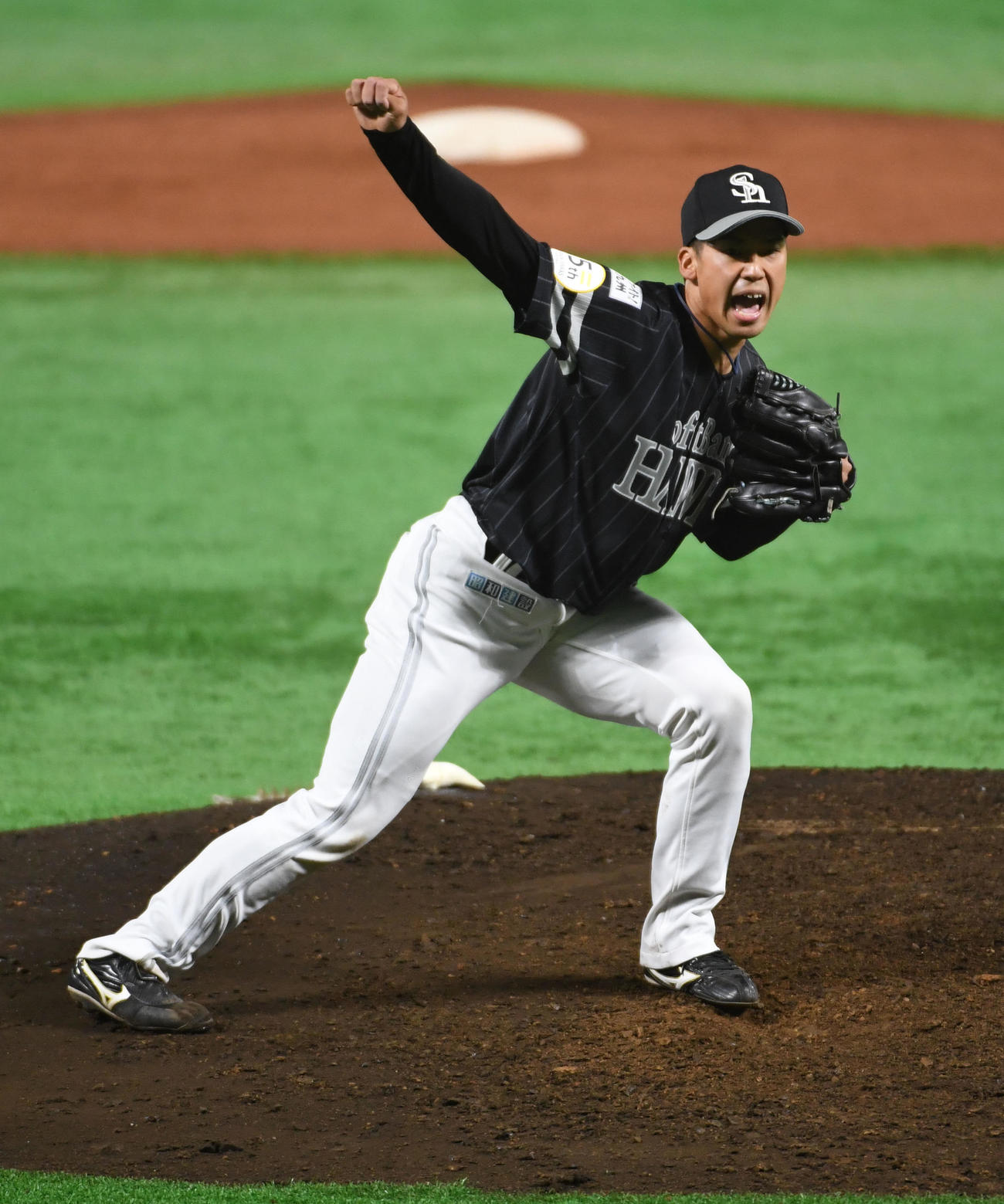 ソフトバンク対阪神　5回からマウンドに上がった尾形は打者を抑えると雄たけびを上げる（撮影・今浪浩三）