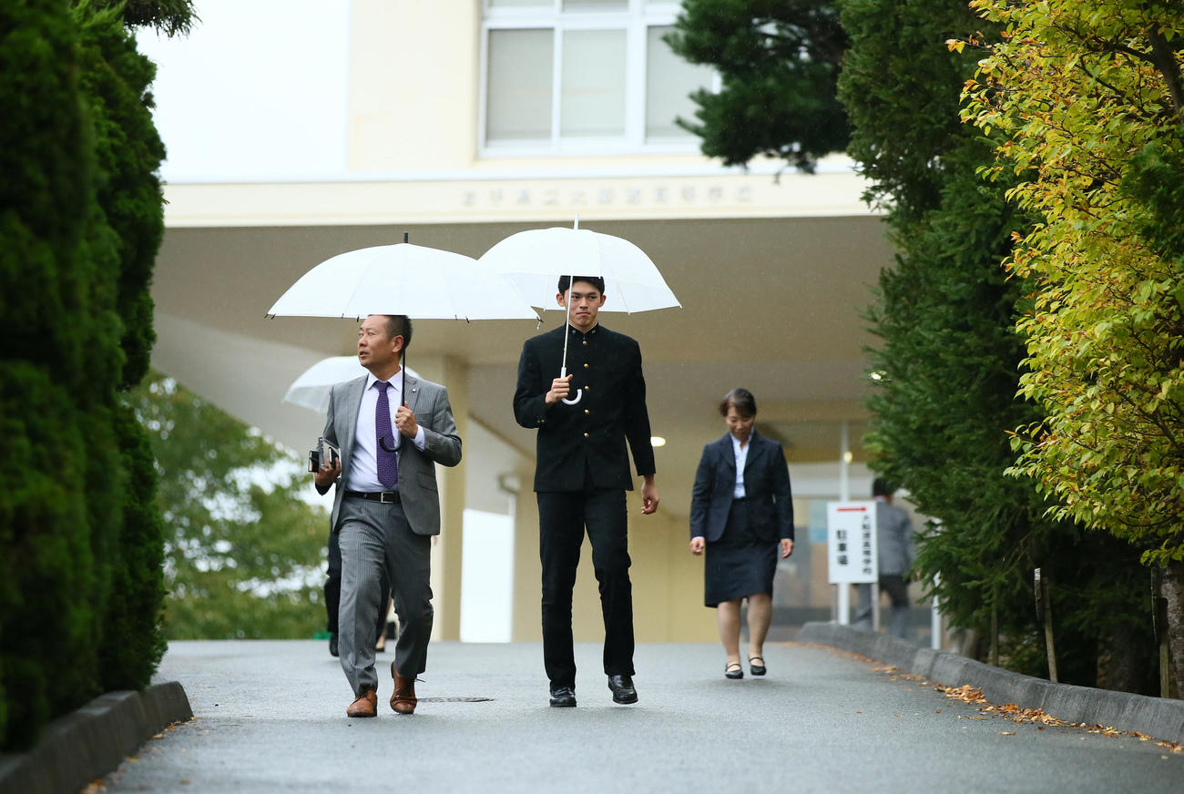 大船渡高校の校舎へ続く坂道を移動する佐々木（中央）（2019年10月29日）