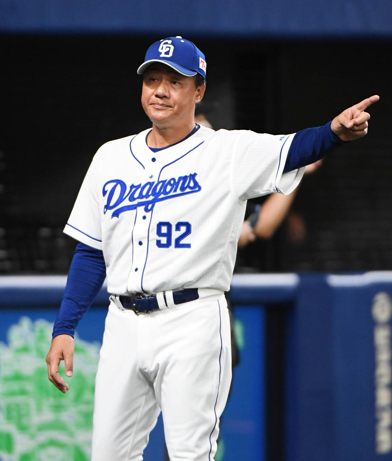 中日対広島　8回裏中日攻撃終了、選手交代を告げる与田監督（撮影・森本幸一）