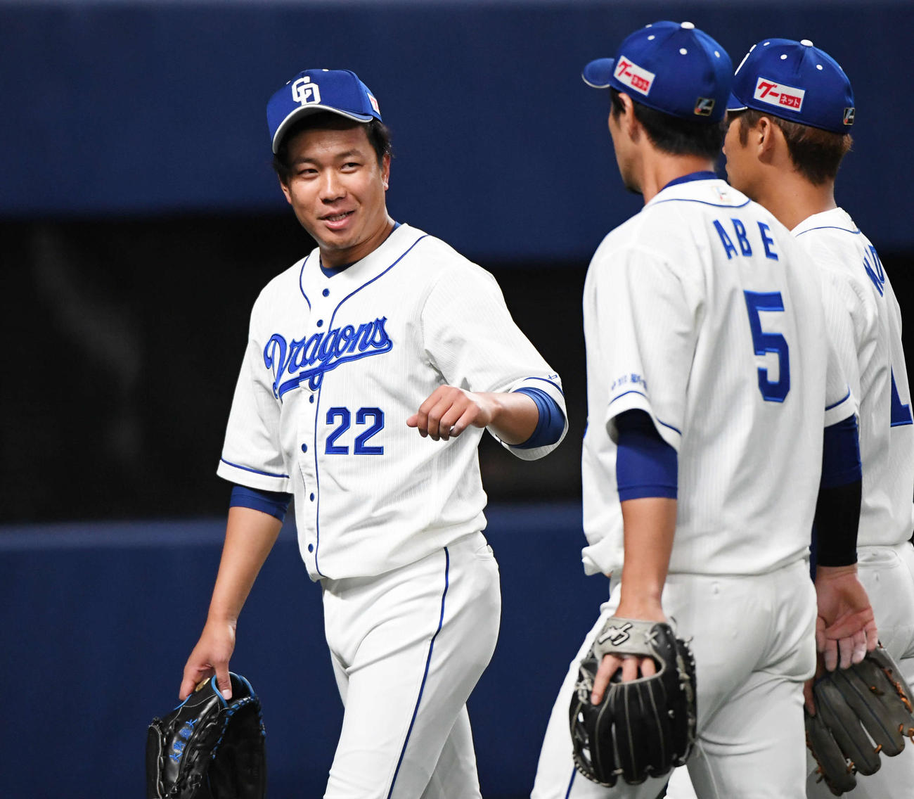 中日対広島　1回表広島攻撃終了、笑顔でベンチへ戻る大野雄（撮影・森本幸一）