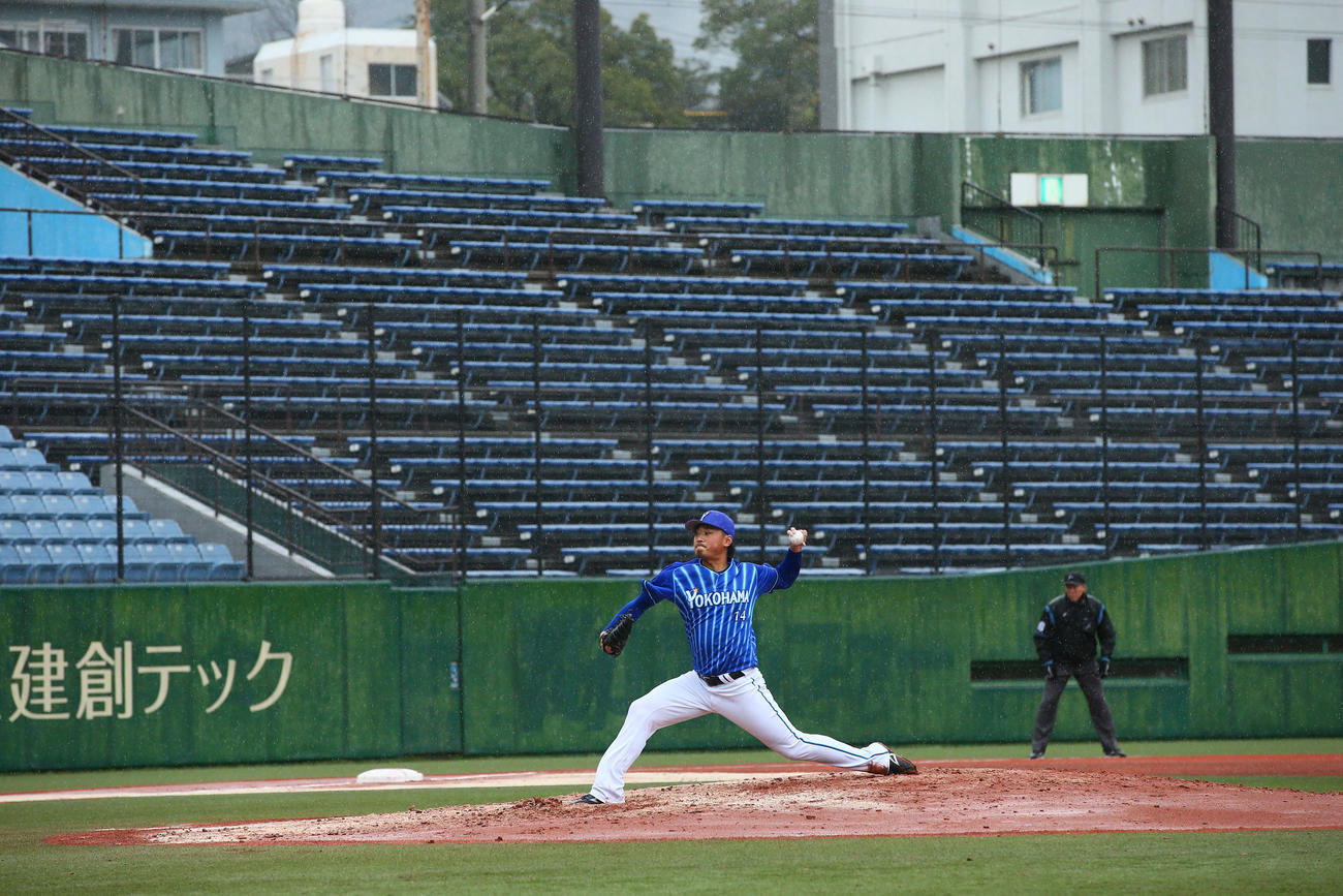 西武対DeNA　無観客のスタンドを横目に力投するDeNA石田（撮影・足立雅史）