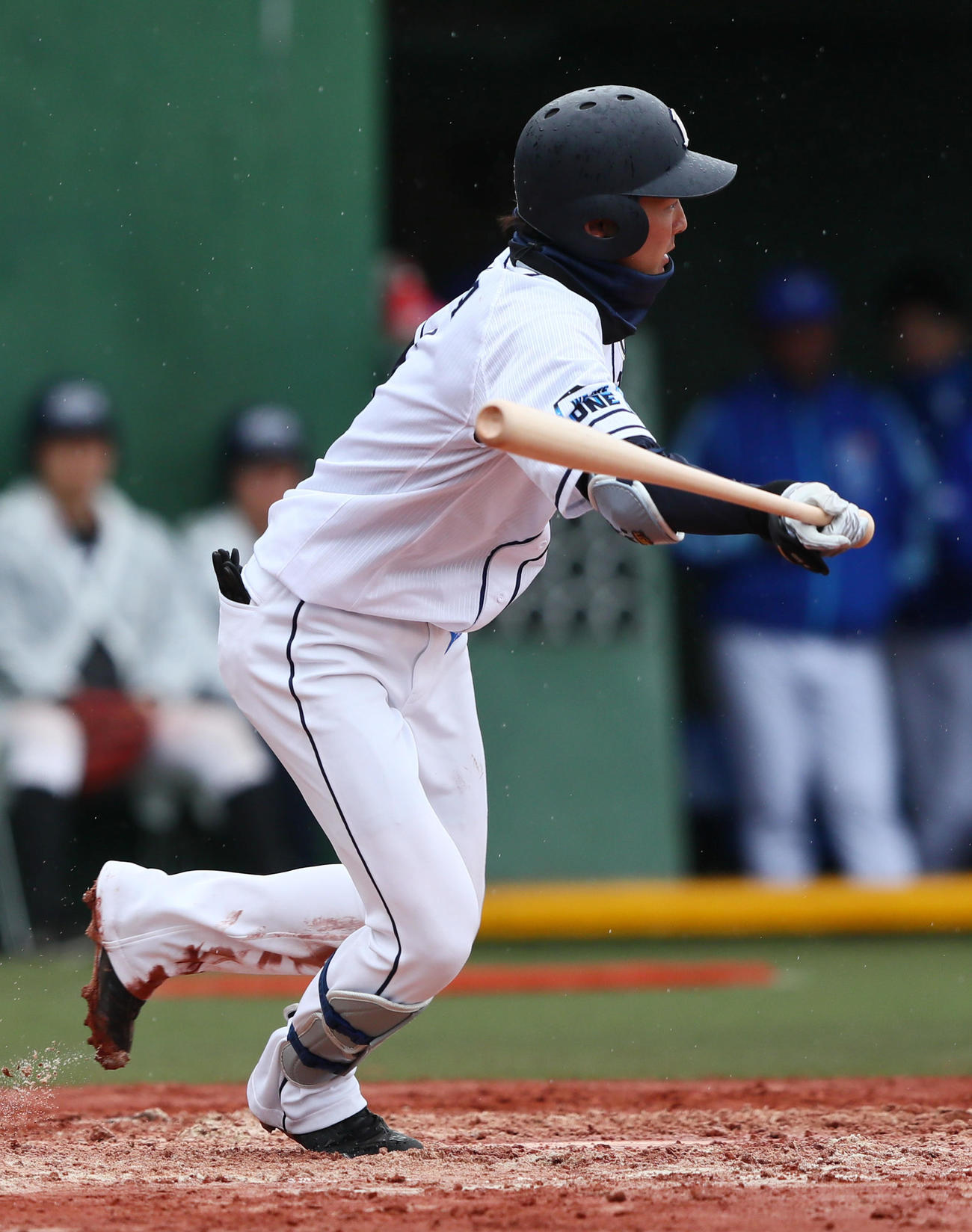 西武対DeNA　5回裏西武1死一塁、源田は内野安打を放つ（撮影・足立雅史）