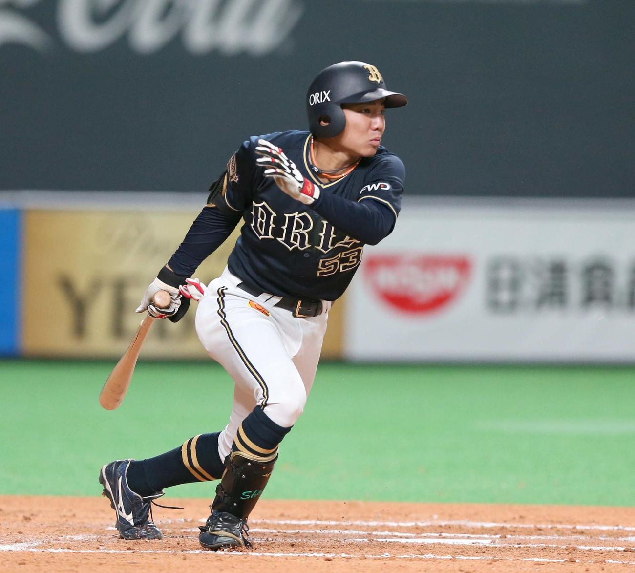 日本ハム対オリックス　7回表オリックス2死、右前打を放つ宜保（撮影・黒川智章）