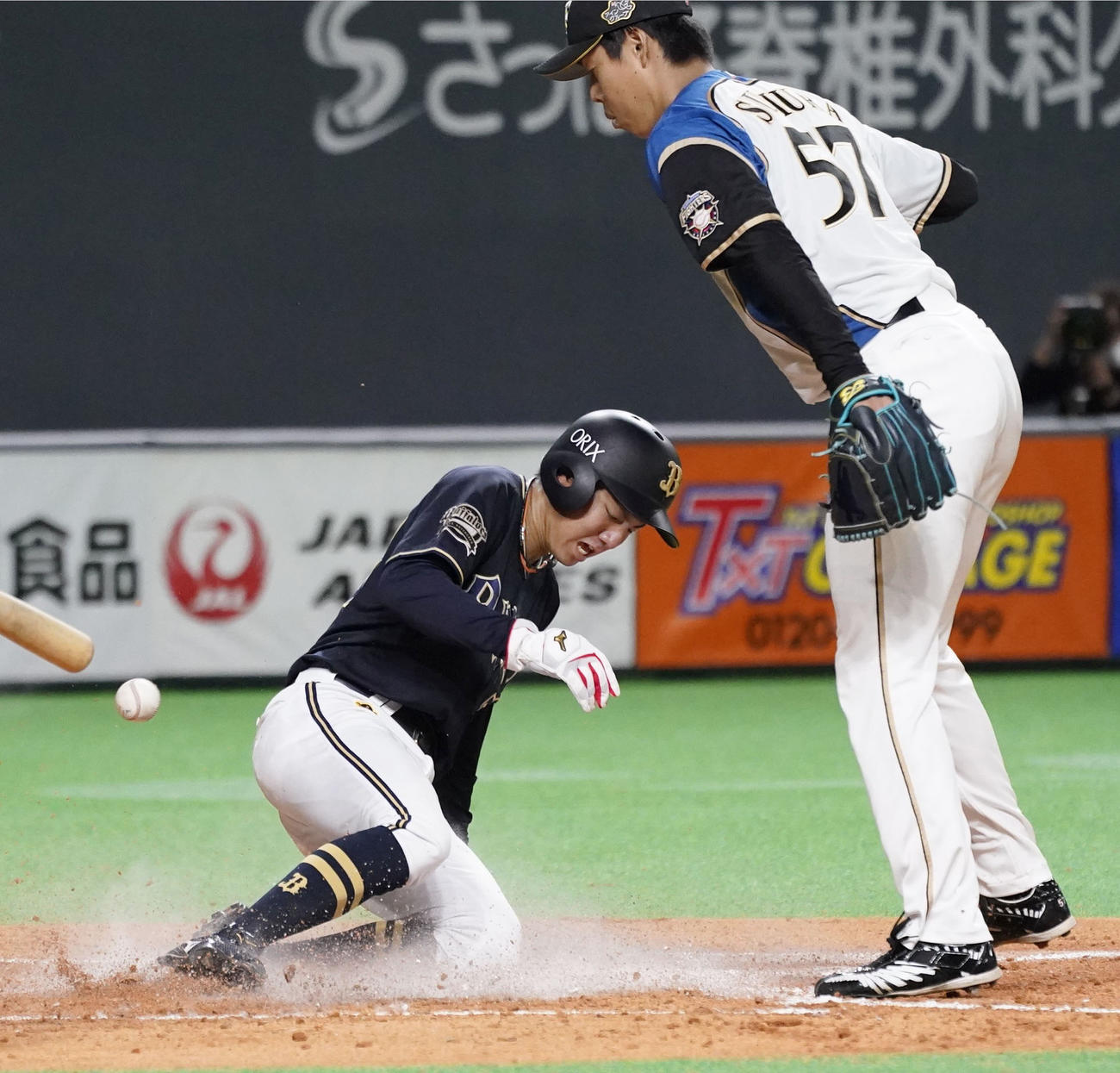 5回、日本ハム杉浦（右）の暴投で生還するオリックス宜保（共同）