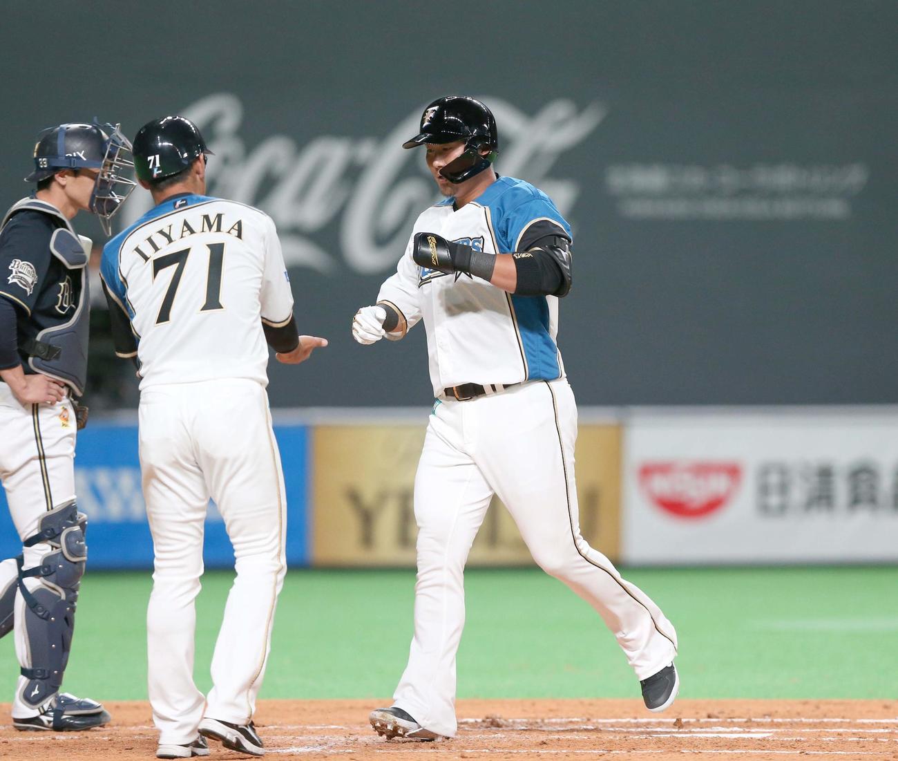 日本ハム対オリックス　2回裏、本塁打を放ち飯山コーチに出迎えられる中田（撮影・黒川智章）