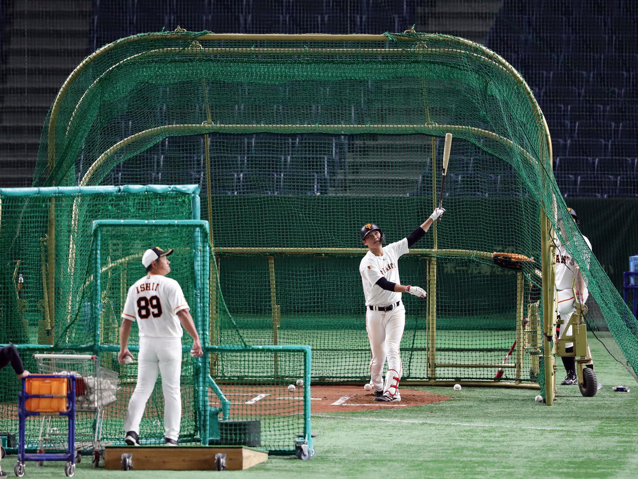 巨人対ヤクルト　2－3で敗れ、試合後、居残り特打する坂本（撮影・浅見桂子）