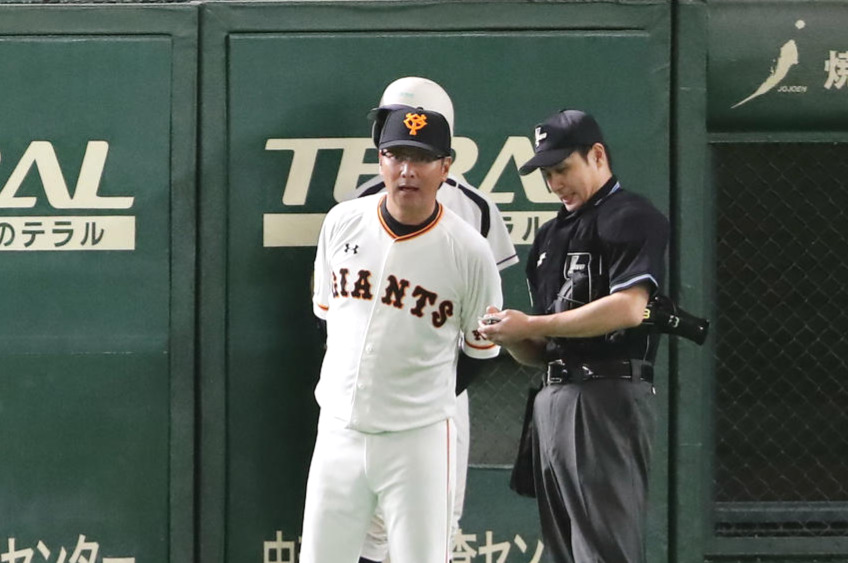巨人対ヤクルト　6回裏巨人の攻撃後、球審に選手交代を告げる元木ヘッドコーチ（右から2人目）（撮影・浅見桂子）