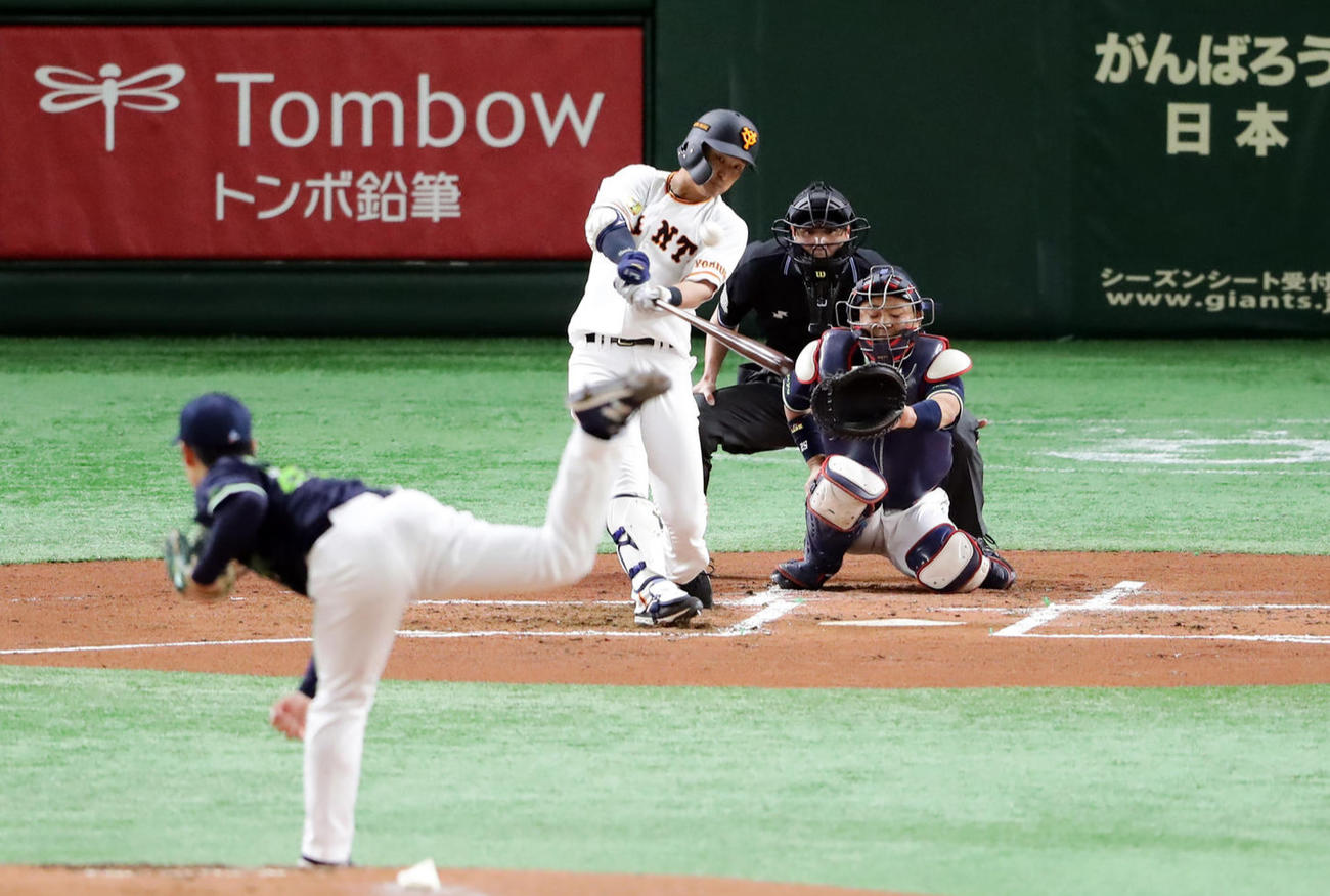 巨人対ヤクルト　1回裏巨人無死、吉川尚は先頭打者本塁打を放つ。投手小川（撮影・浅見桂子）