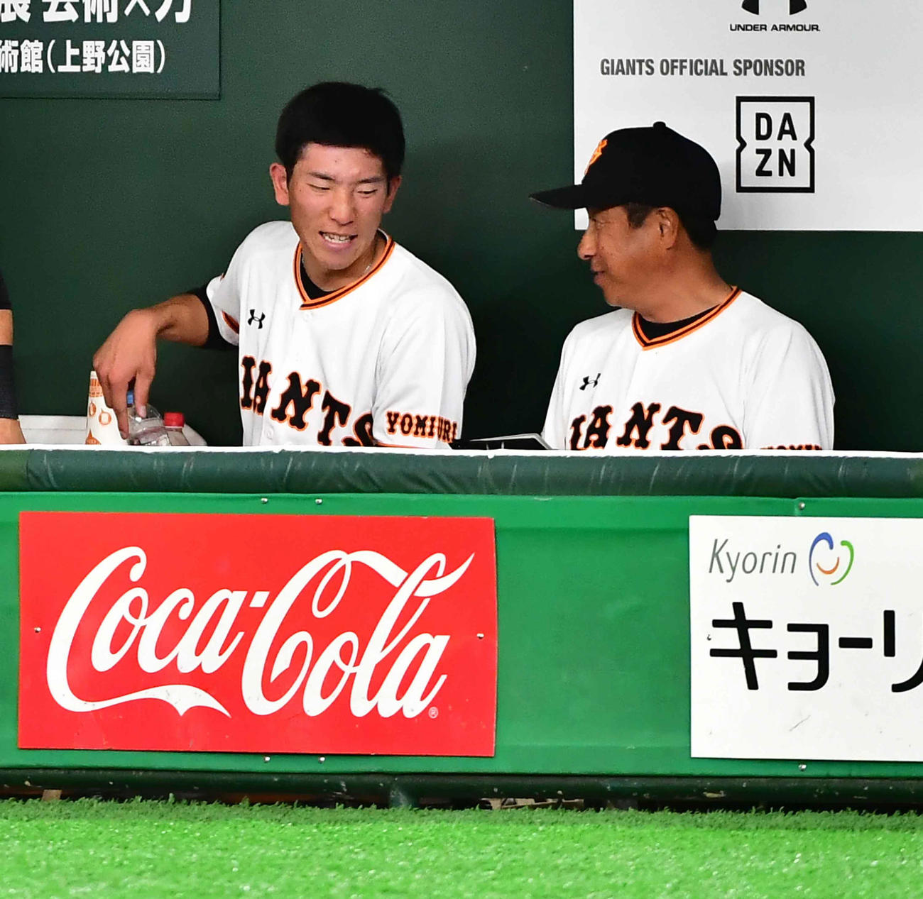 巨人対ヤクルト　巨人先発の戸郷（左）はヤクルト打線を5回無失点に抑える好投に宮本投手チーフコーチから労われる（撮影・小沢裕）