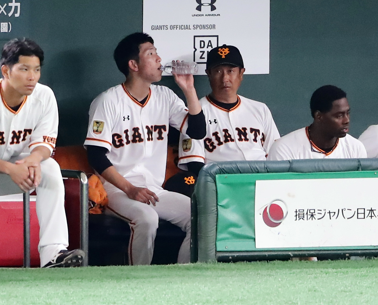 巨人対ヤクルト　5回表ヤクルトの攻撃を抑えた戸郷（左）は宮本投手コーチと話す（撮影・浅見桂子）