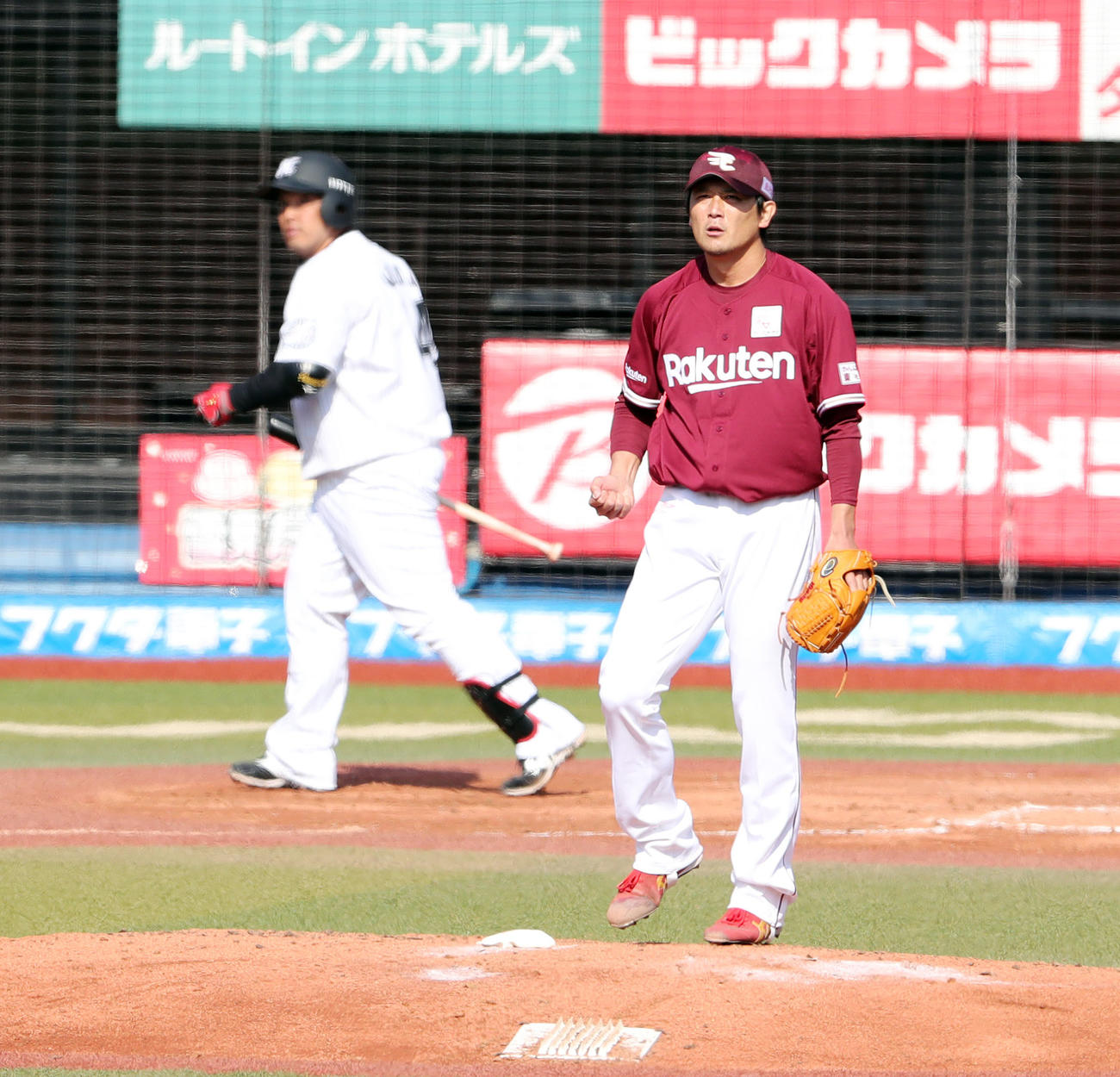 ロッテ対楽天　4回裏ロッテ無死、井上（左）を三振に仕留め拳を握る涌井（撮影・垰建太）