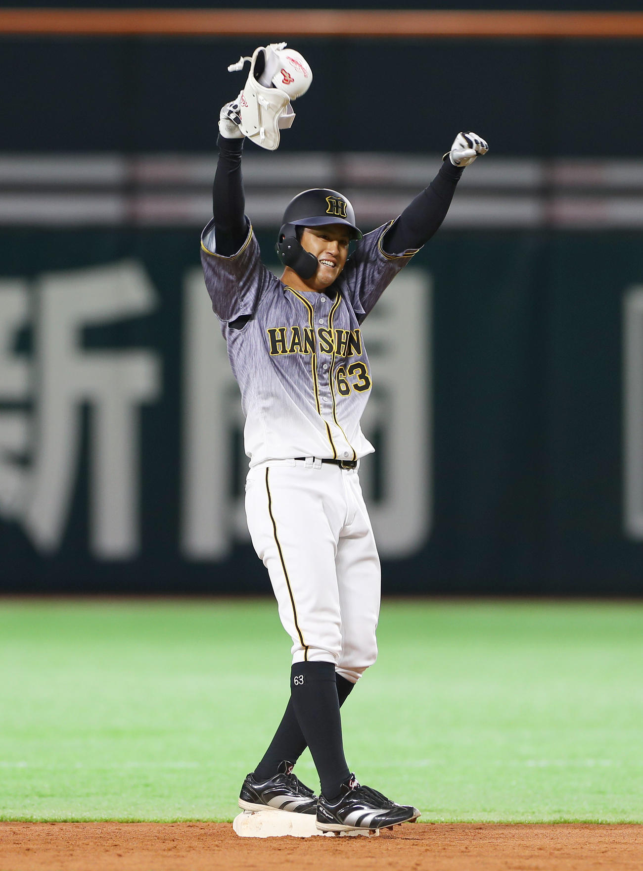 ソフトバンク対阪神　9回表阪神1死、中越え二塁打を放ちガッツポーズする板山（撮影・前田充）