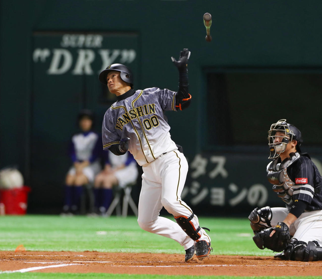 ソフトバンク対阪神　7回表阪神2死、左中間へ本塁打を放つ上本（撮影・前田充）