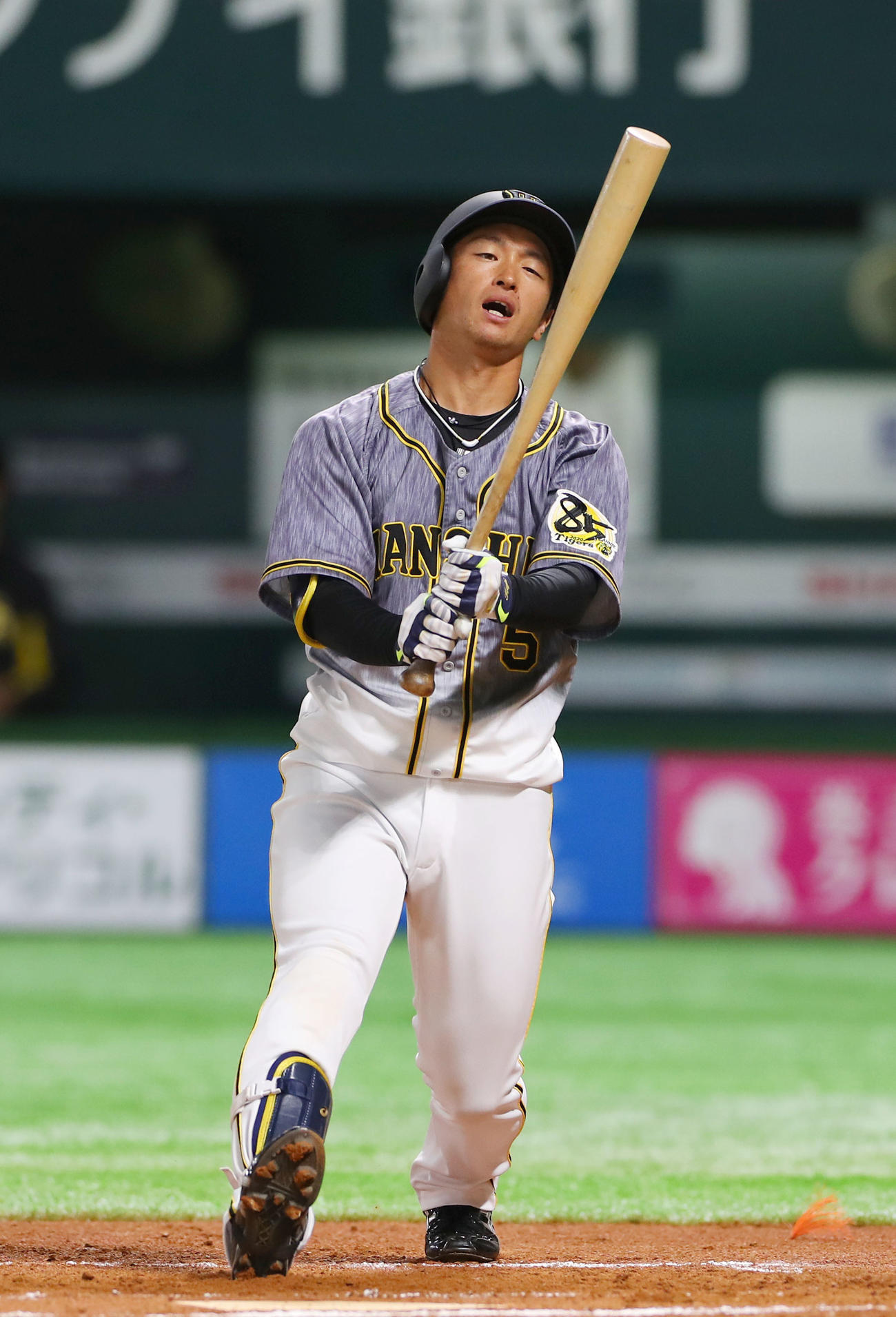ソフトバンク対阪神　6回表阪神1死一、二塁、空振り三振に倒れる近本（撮影・前田充）