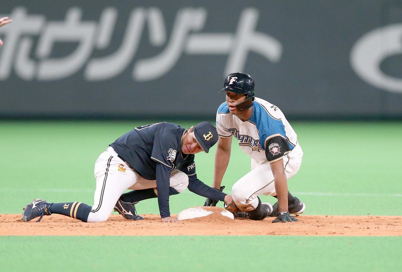 日本ハム対オリックス　8回裏日本ハム1死一塁、盗塁を決める万波（撮影・黒川智章）